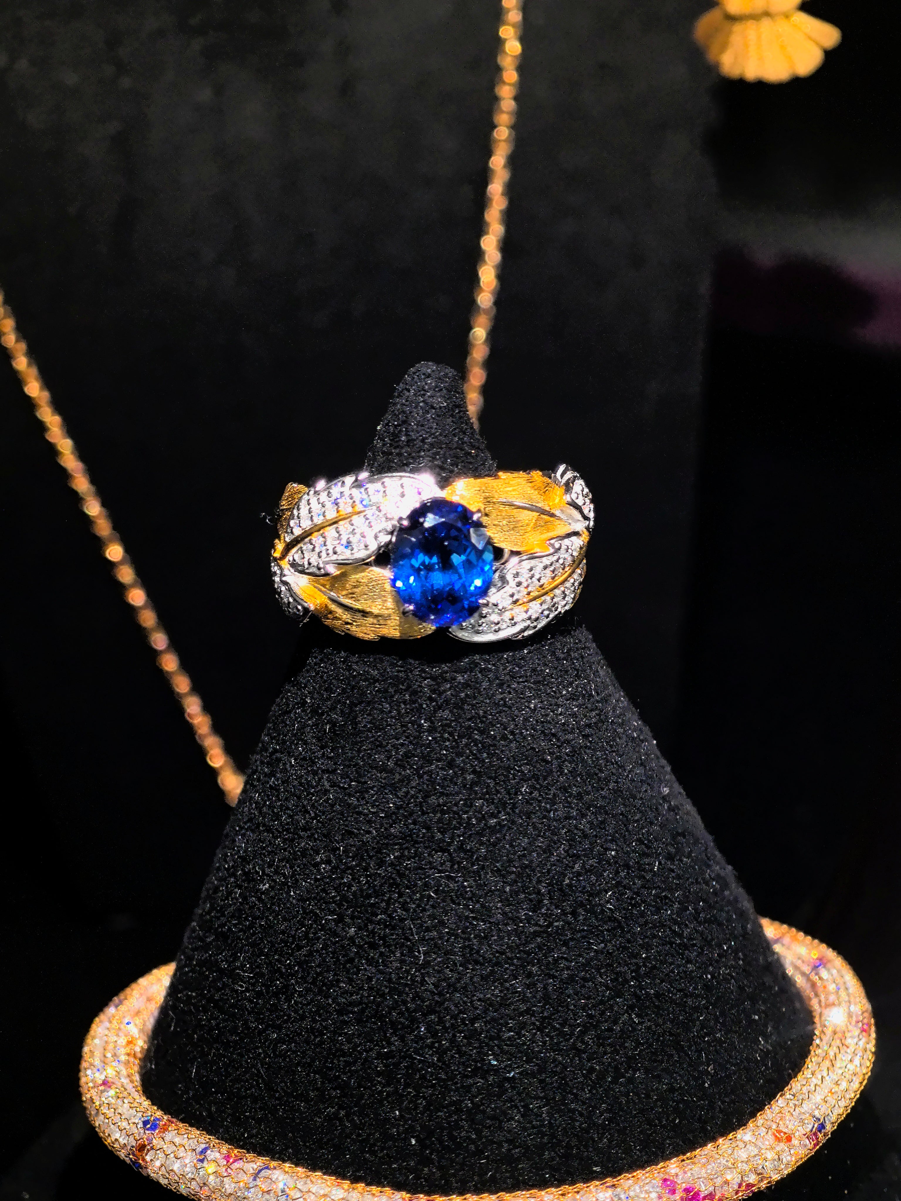 Royal Azure Leaf Textured Two-Tone Sapphire Ring